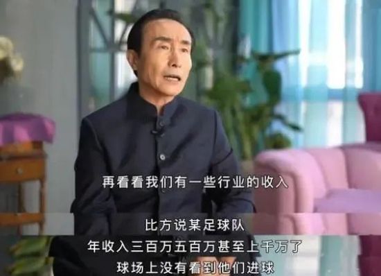 《体坛周报》记者季孟年晒出广东男篮的训练照，并写道：“周琦在做一些接球投的训练，膝盖上并没有佩戴护具。